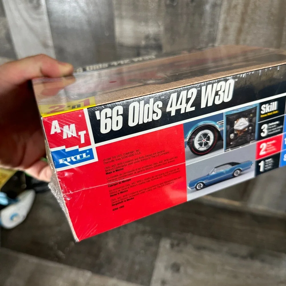 AMT Ertl 1/25 Scale '66 Olds 442 W30 Plastic Model Kit Sealed